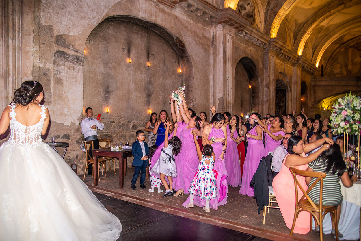 novia tirando el ramo