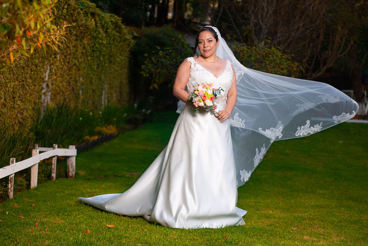 novia con vestido blanco y velo