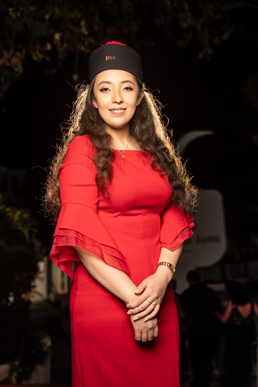 Retrato de graduada con birrete en la cabeza