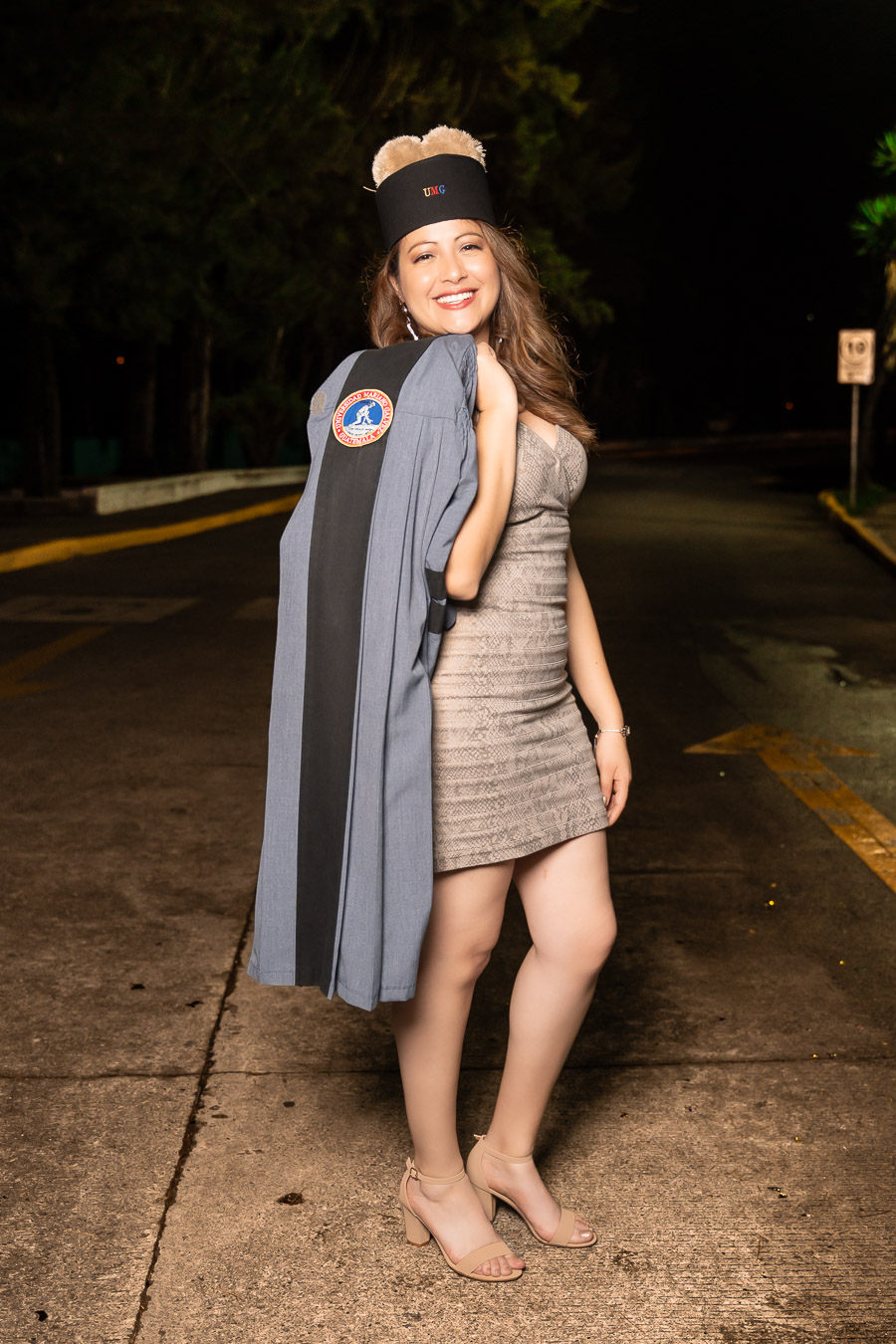 Graduanda con toga en el hombro