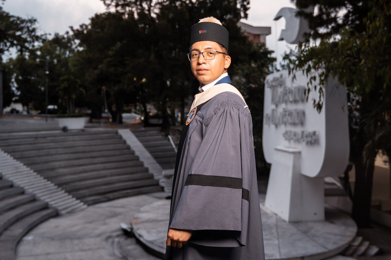 Graduado posando con toga y birrete