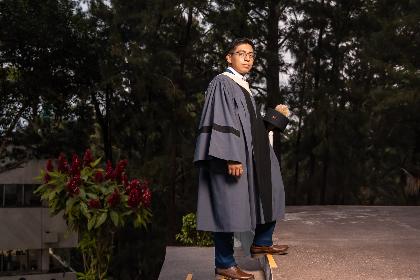 Graduado subiendo gradas