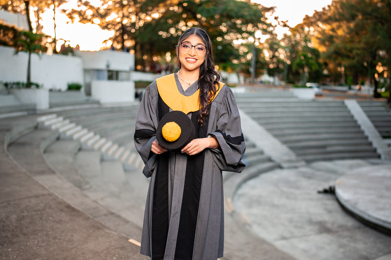 Graduada con toga y birrete en las manos