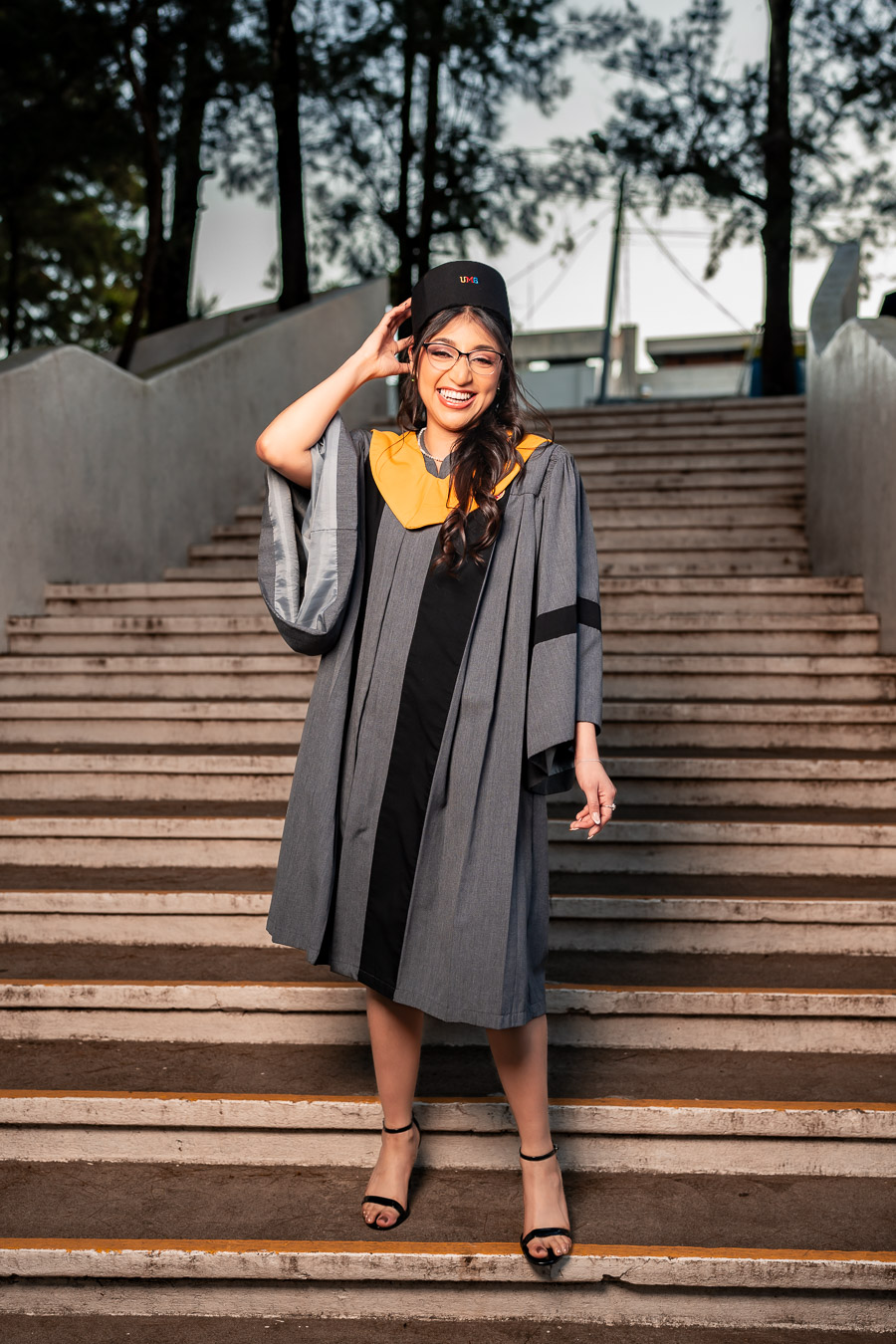 Graduada bajando gradas
