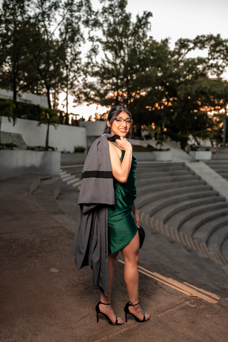 Graduada con toga en el hombro