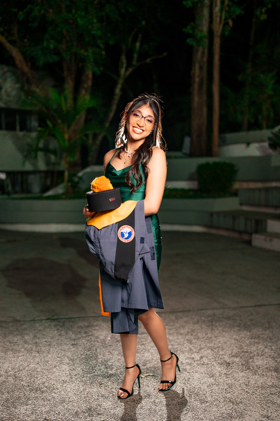 Graduada con toga en el brazo