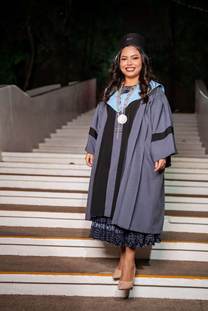 Graduada bajando las gradas