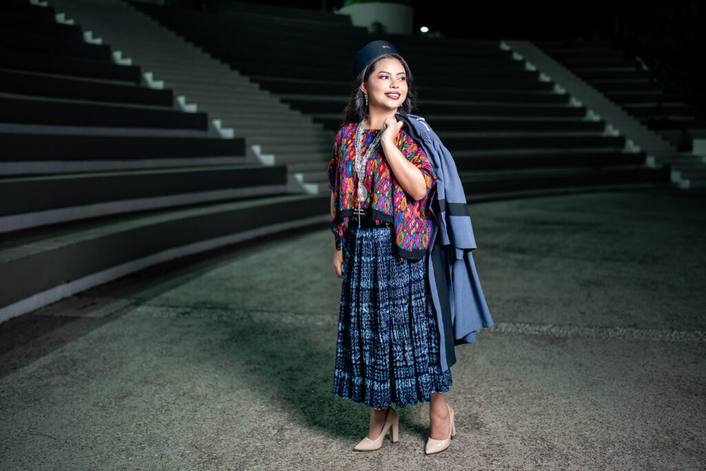 Graduada con toga en el hombro