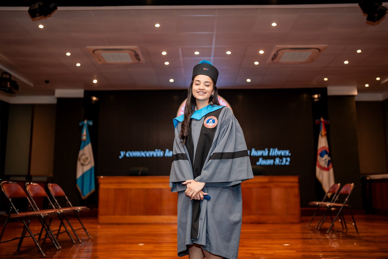 Graduada con toga y birrete