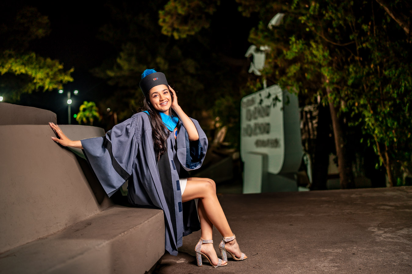 Graduada posando con toga y birrete