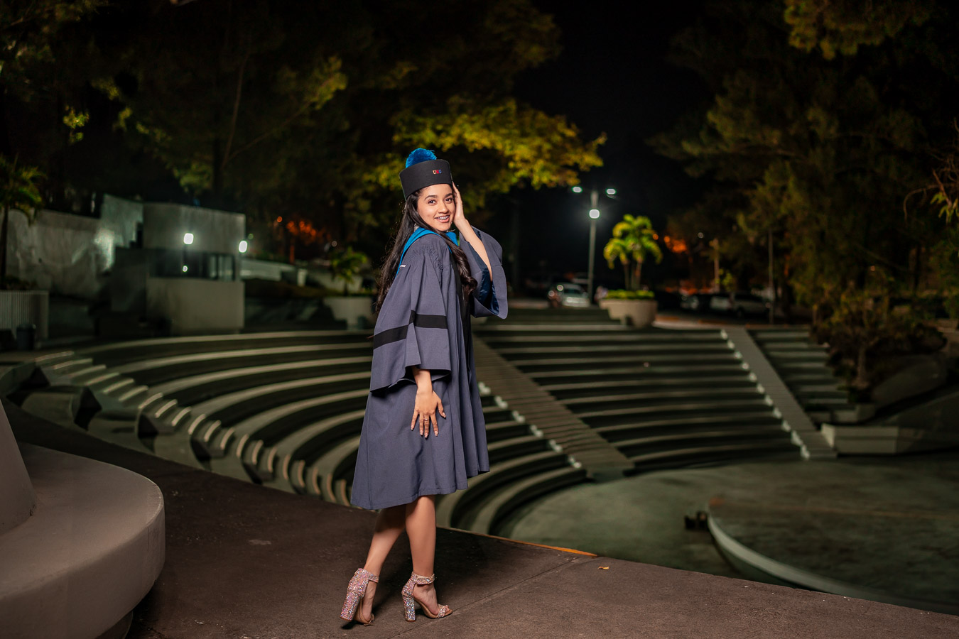 Graduada posando en sesión de fotos