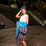 Graduada mostrando toga