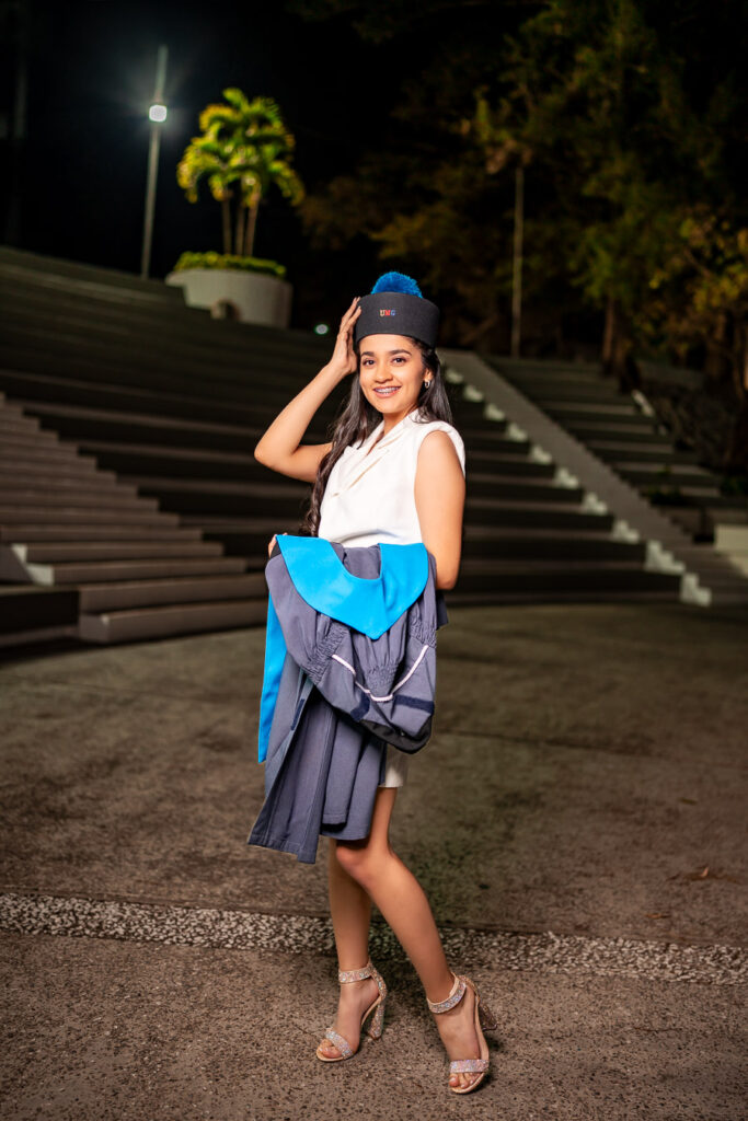 Graduada mostrando toga