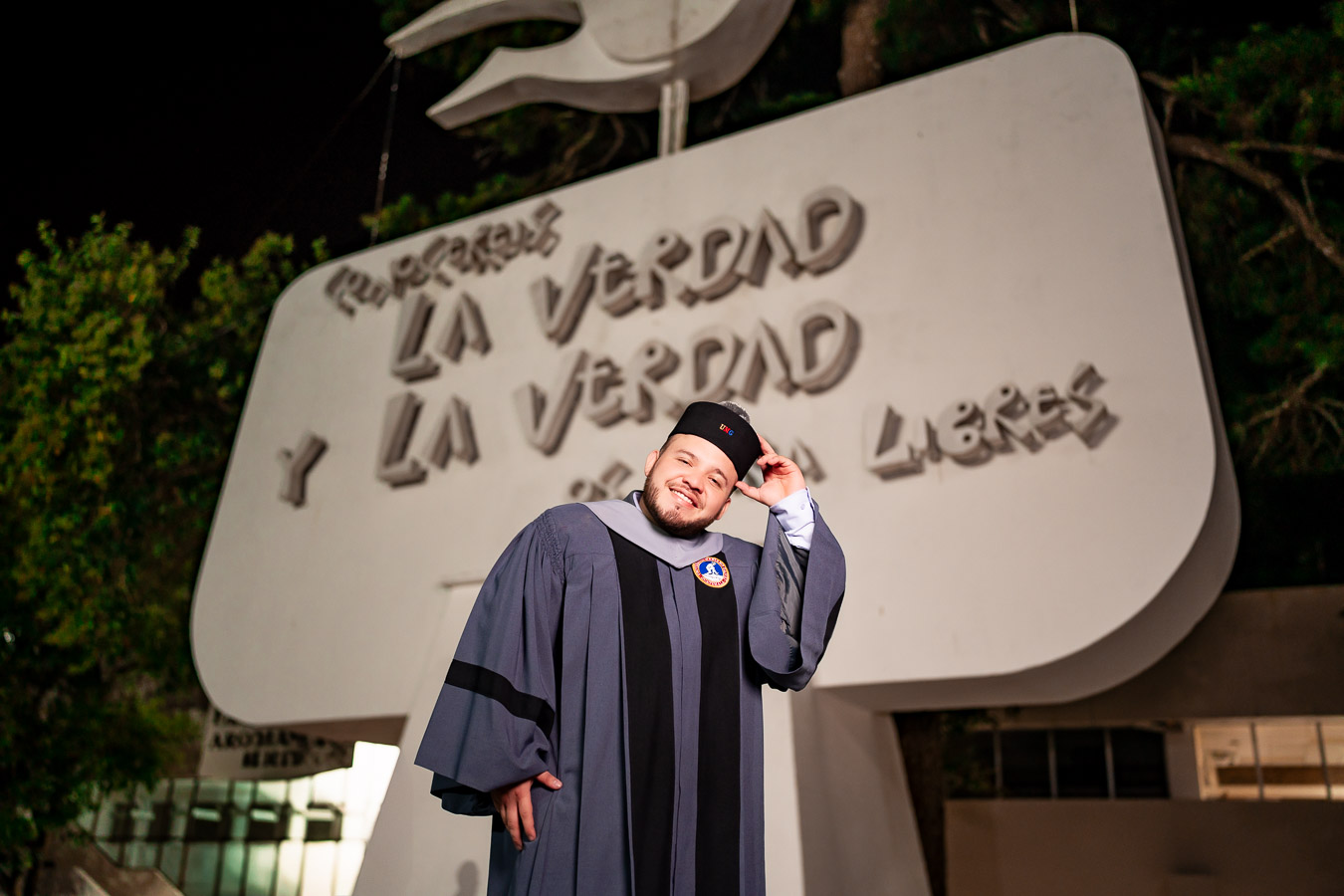 Graduado con toga y birrete