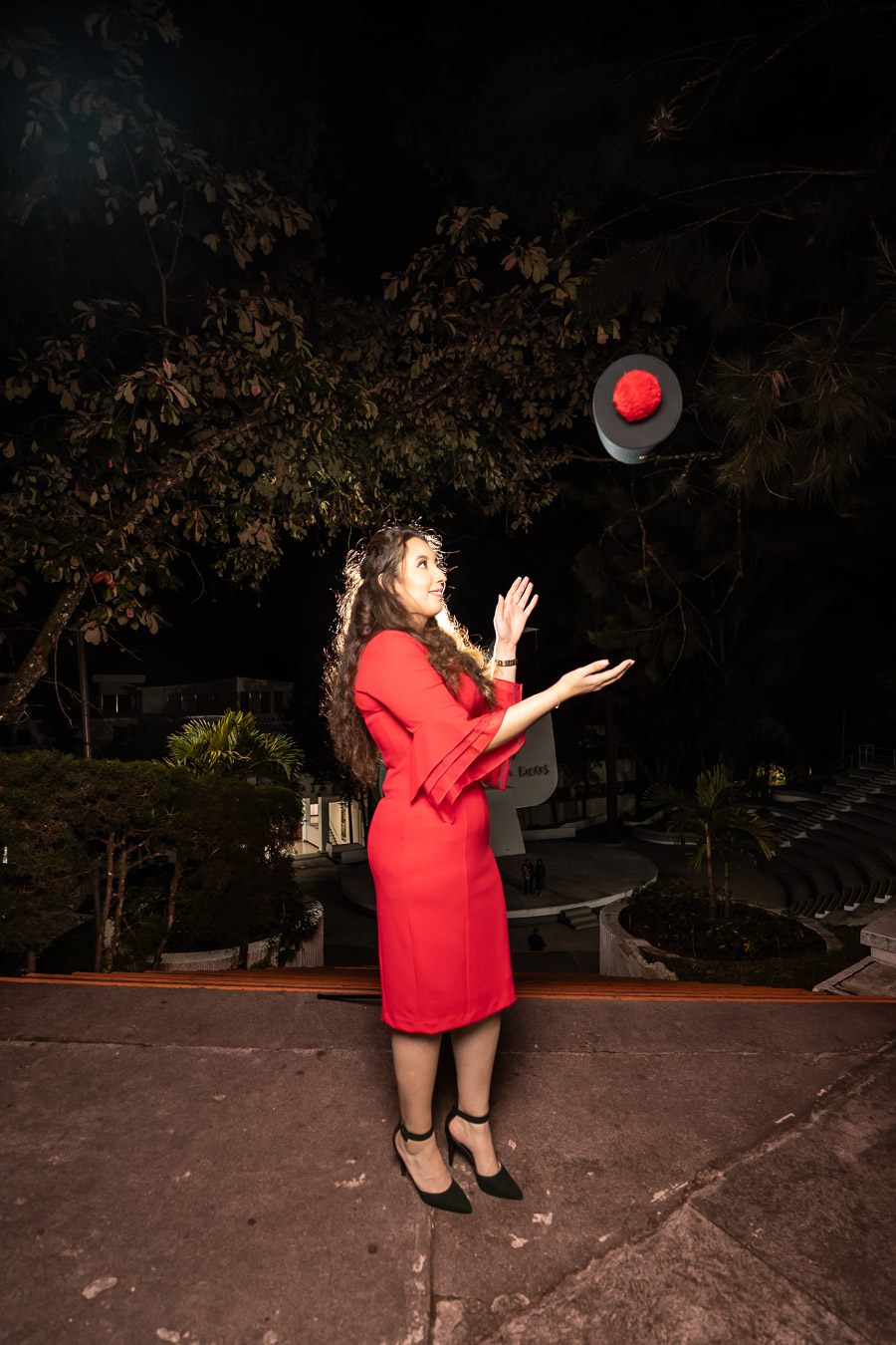 Graduada tirando birrete al aire