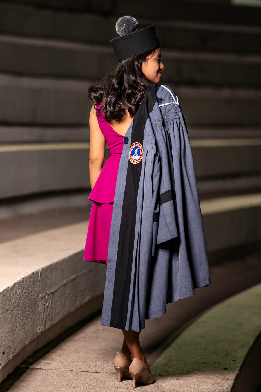 Graduada de espaldas con toga