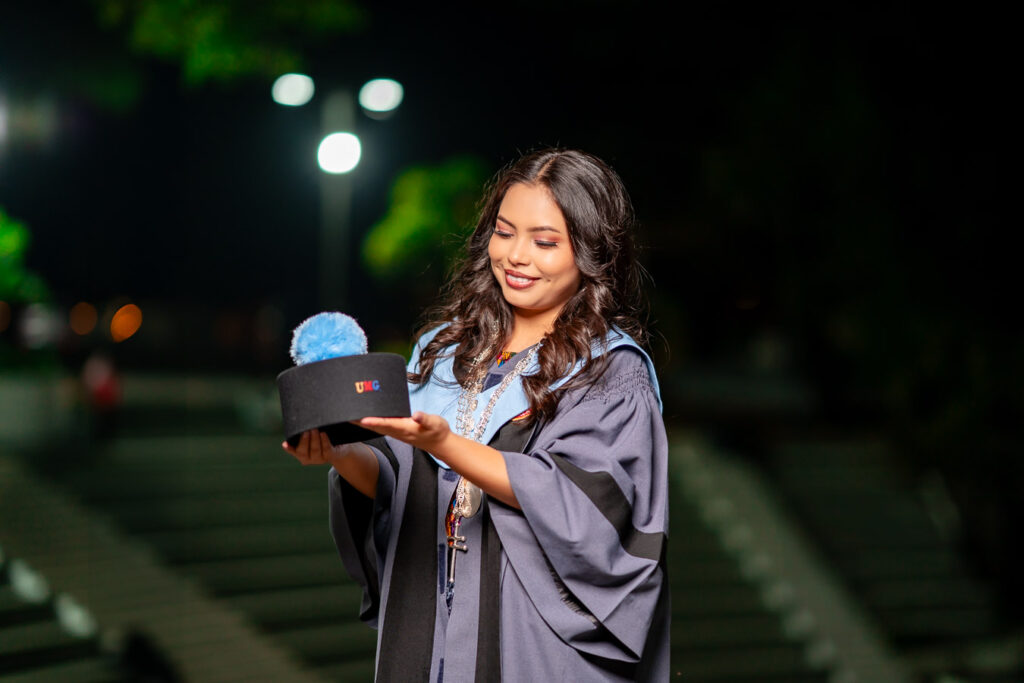 Graduada con birrete en la mano