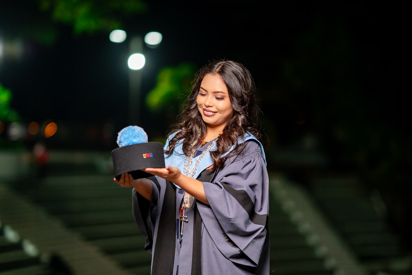 Graduada con birrete en la mano