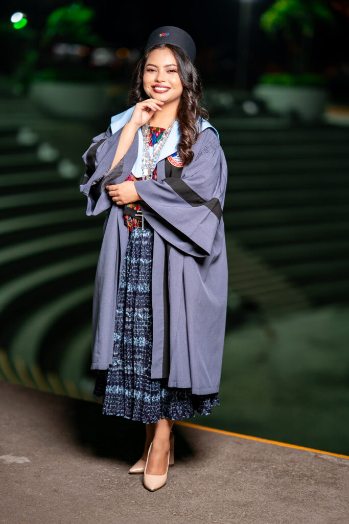 Graduada posando