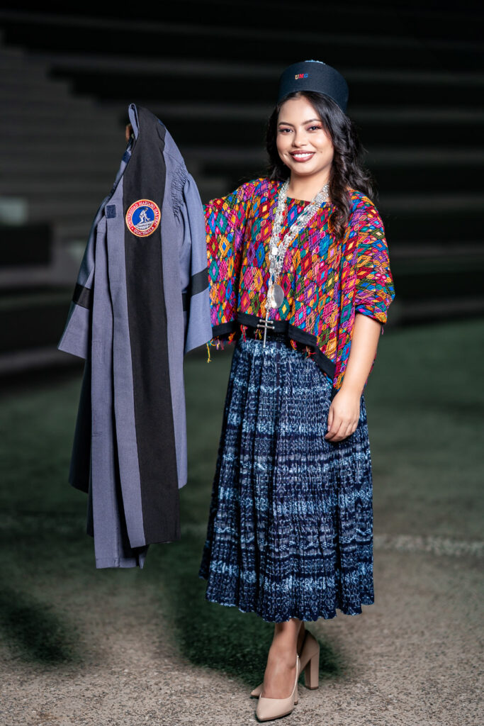 Graduada mostrando toga