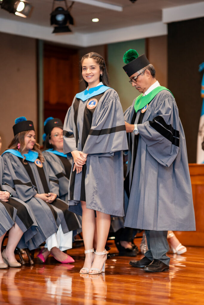 Imposición de toga y birrete de graduada