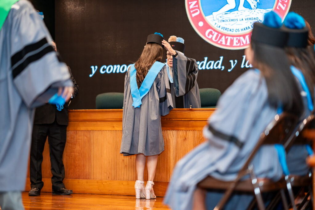 Imposición de birrete a graduada