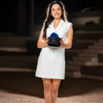 Graduada mostrando birrete