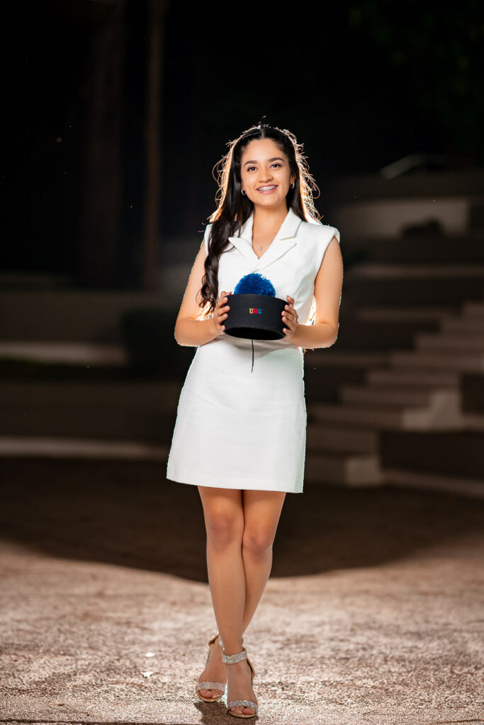 Graduada mostrando birrete