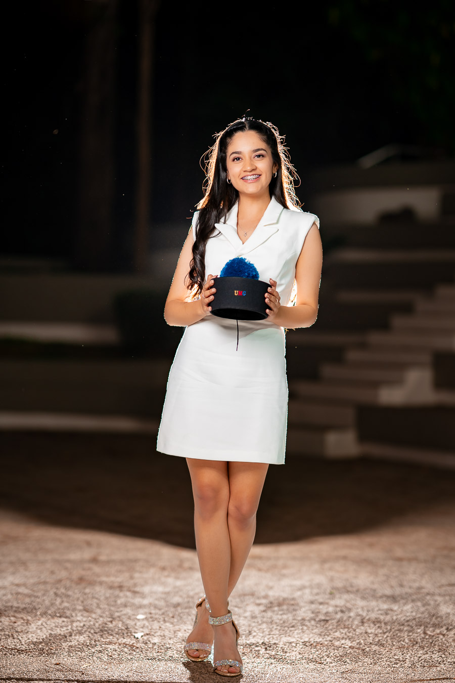 Graduada mostrando birrete