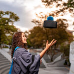 Graduada tirando birrete