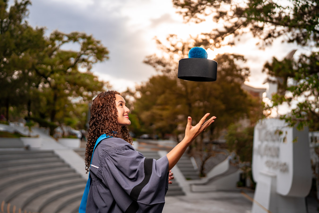 Graduada tirando birrete