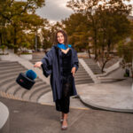 Graduada tirando birrete