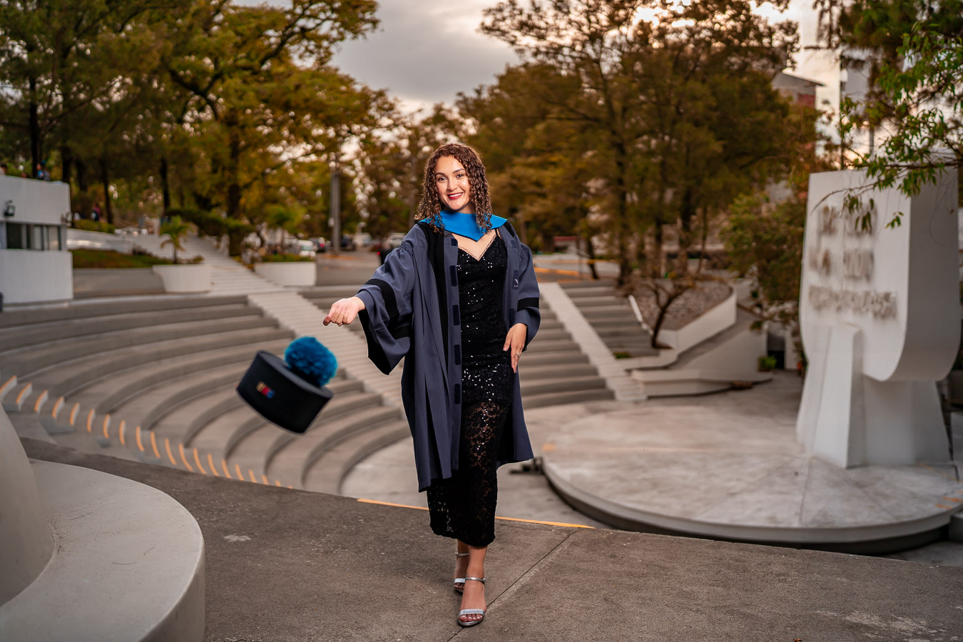 Graduada tirando birrete