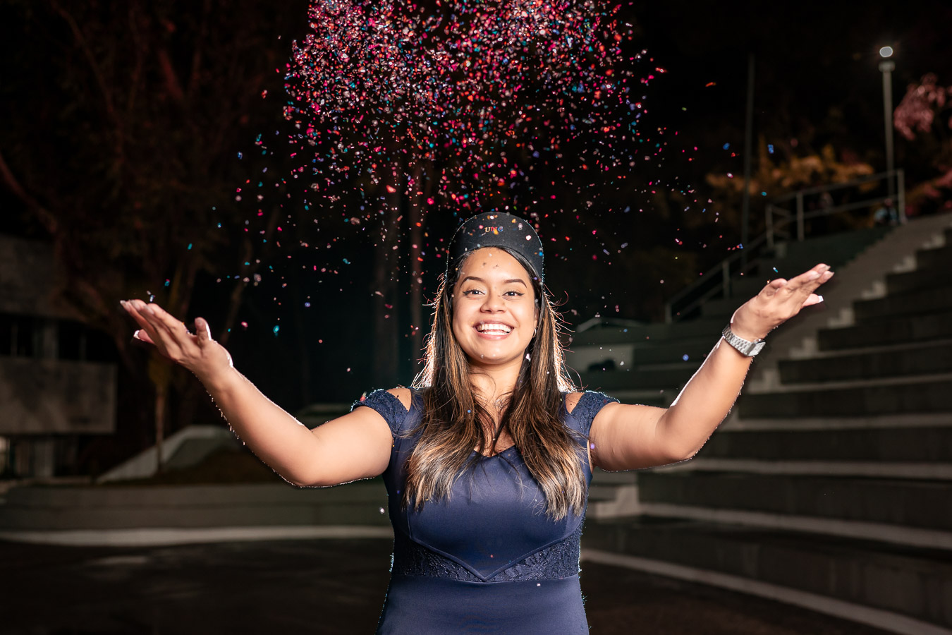 Graduada celebrando con confeti