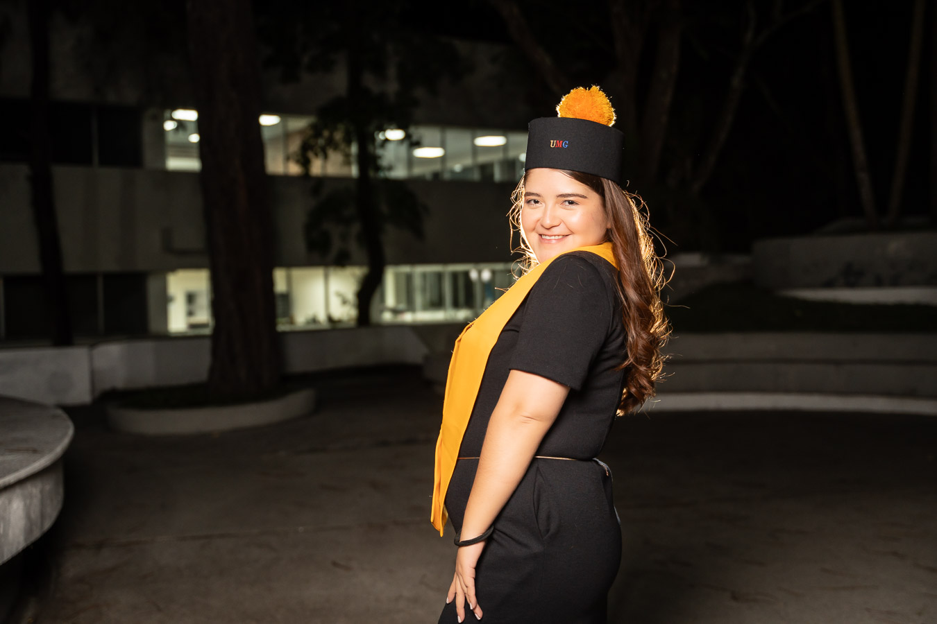 Graduada posando con birrete en la cabeza