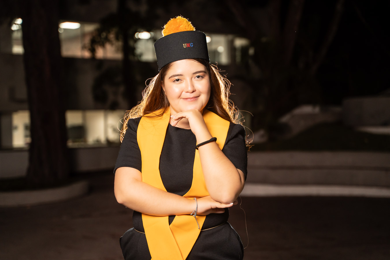 Retrato de graduada con birrete en la cabeza