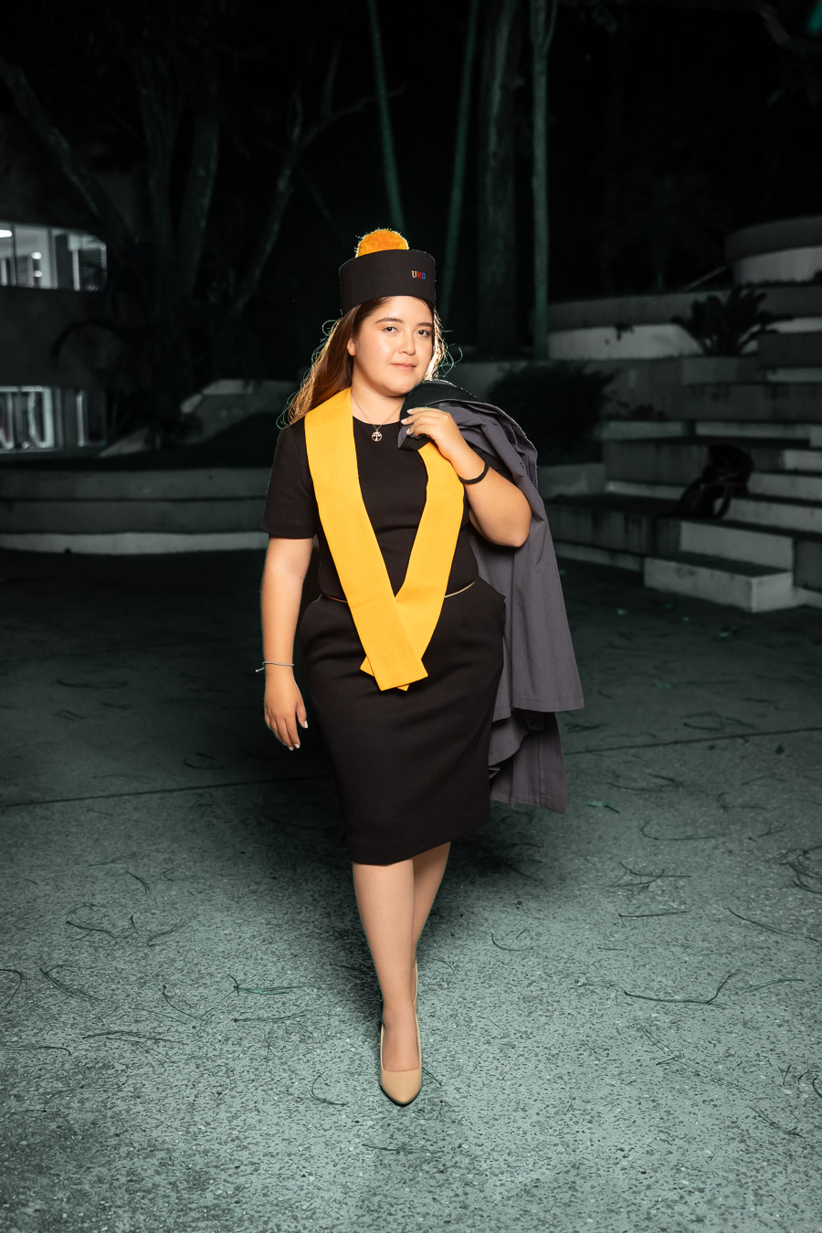 Graduada con toga en el hombro