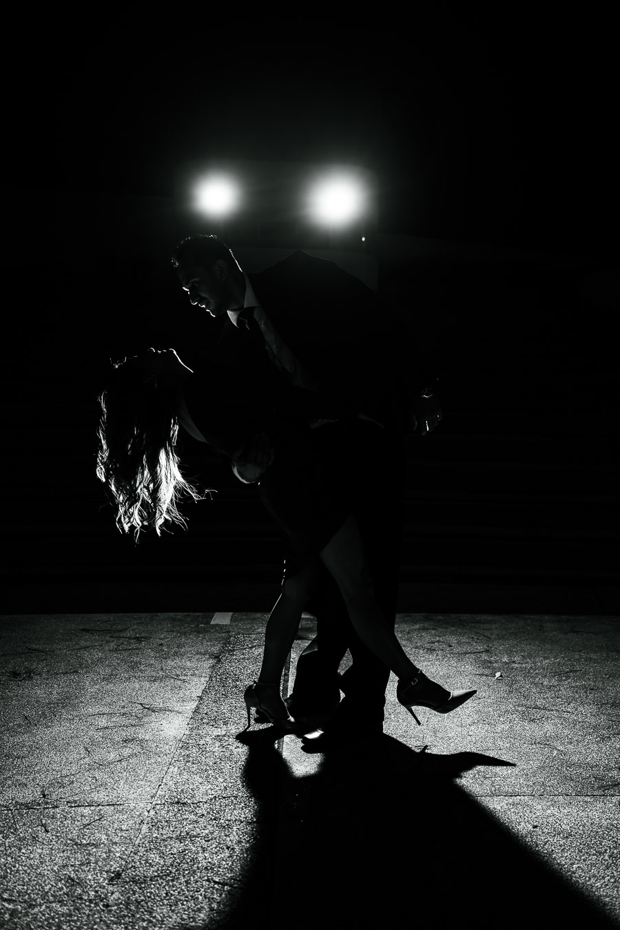 Graduada con novio bailando