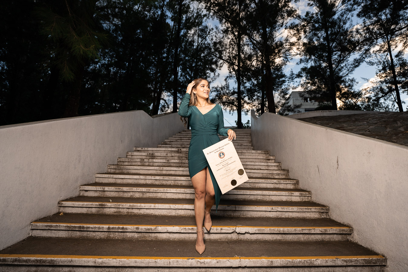 Graduada con titulo bajando gradas