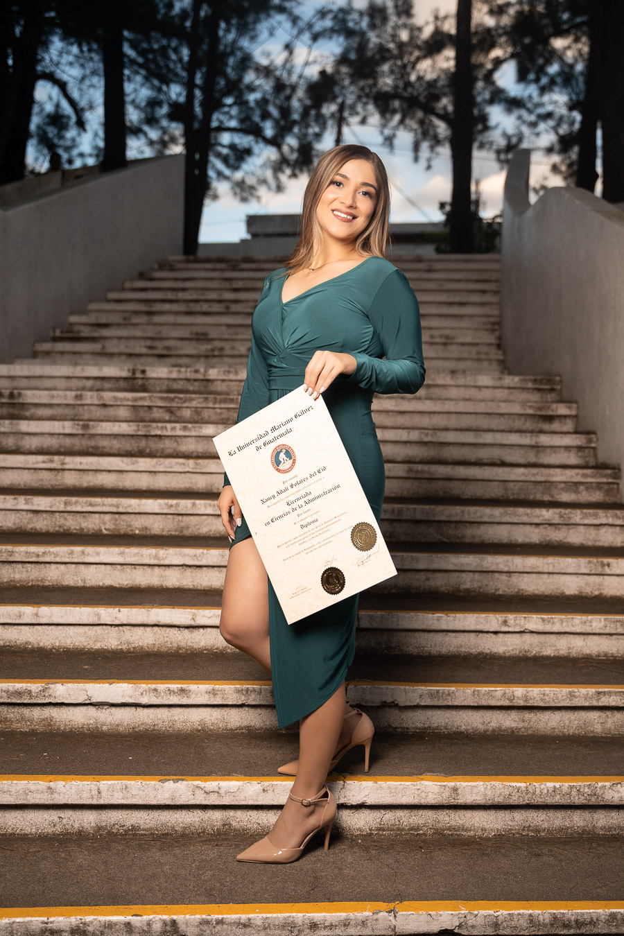 Graduada con titulo en mano